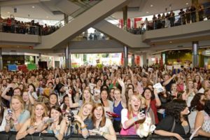 Fans greet One Direction at Mall of America. Credit: Tony Nelson (click on any photo for a larger image)